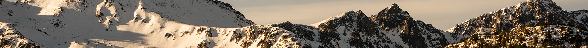 Montagnes rocheuses eneigées