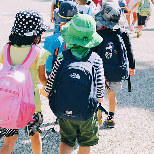 Enfants 2 par 2 en fille indienne avec des sac a dos