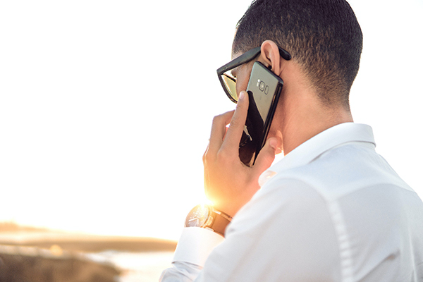 Homme de dos au téléphone