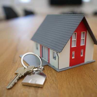 Porte clée en forme de maison avec une clé